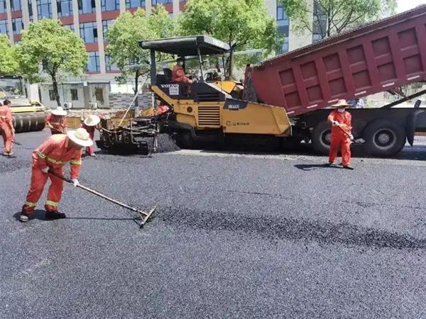 瀝青路面施工公司需要哪些設備和資質 瀝青路面施工