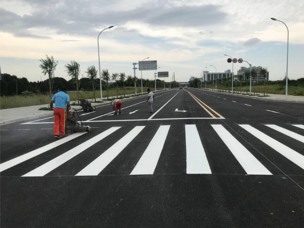 夜間道路劃線施工噪音太大擾民怎么辦 道路劃線施工隊.jpg